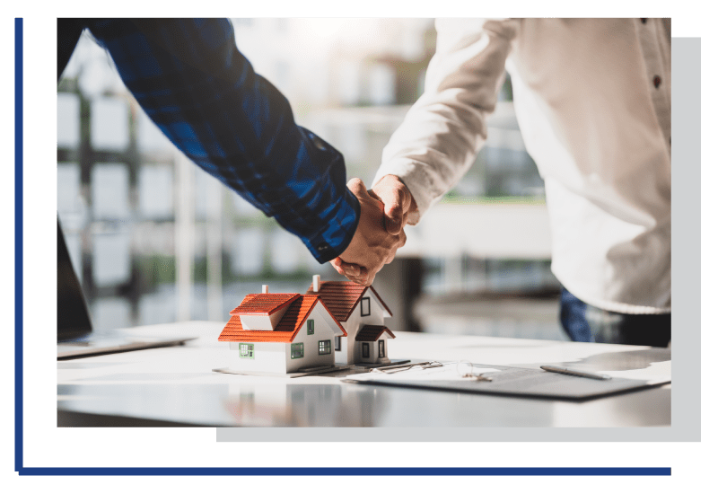 Symbolbild: Handschlag über einem Hausmodell – Hausmann Immobilien ist der richtige Partner als Immobilienmakler in Kaufungen für Hausverkauf, Wohnungsverkauf und Immobilienbewertung